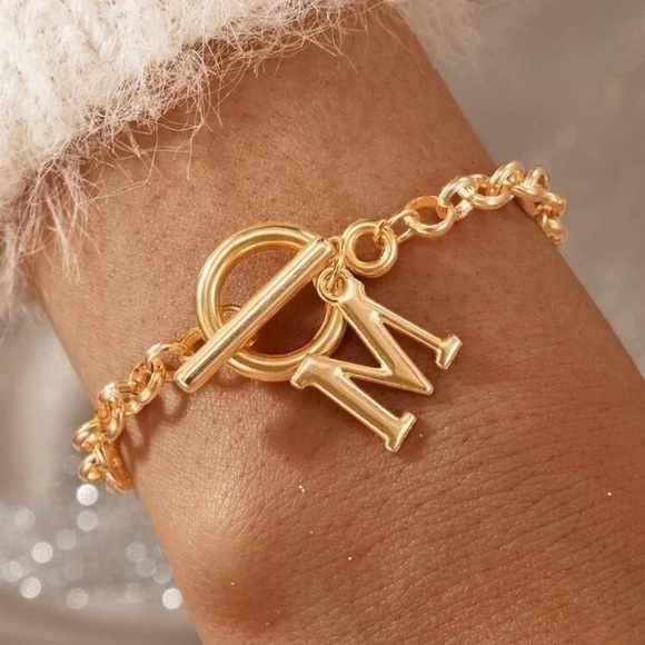 mam262 Jewelry - Gold Initial M Toggle Bracelet